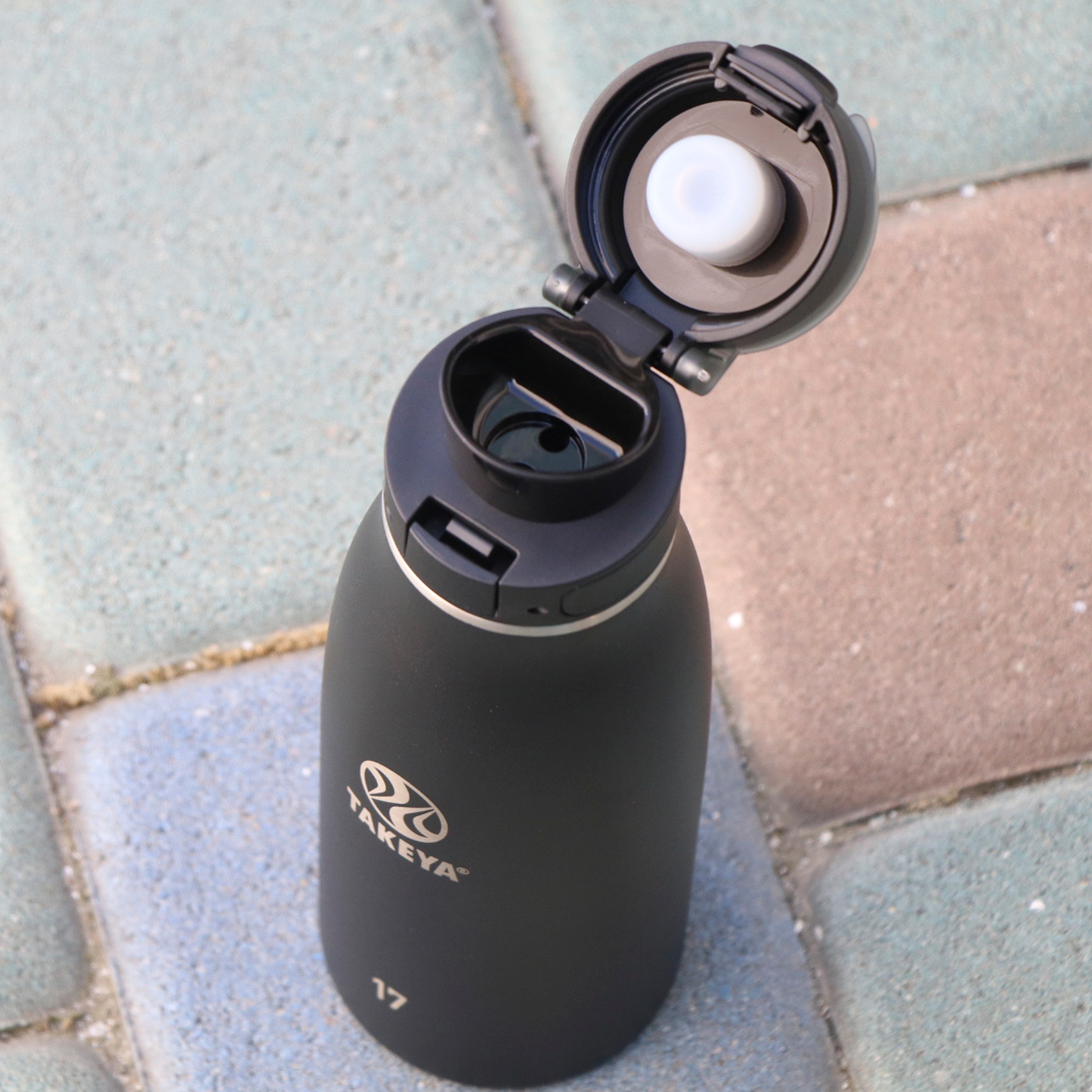 traveler-fliplocktm-lid-q7 96076-R-TravelerLid-Lifestyle-Onyx.png